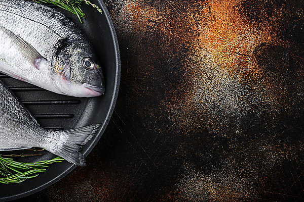 포토 JPG 해외이미지 검은배경 사람없음 공백 프라이팬 허브 날것 도미 카피스페이스 해외포토 식물 백그라운드 주방용품 어류 검은색 파일형식 이미지허브