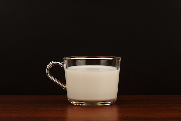 포토 JPG 해외이미지 검은배경 잔 실내 사람없음 우유 찻잔 나무탁자 해외포토 식기 백그라운드 탁자 유제품 내부 검은색 파일형식 이미지허브