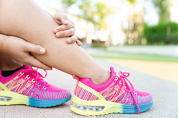 포토 JPG 해외이미지 여자 건강 한명 서기 성인 고통 하반신 다리 잡기 발목 발목통증 성인여자한명만 해외포토 1 감정 모션 발 사람 여자한명만 성인여자만 파일형식 이미지허브