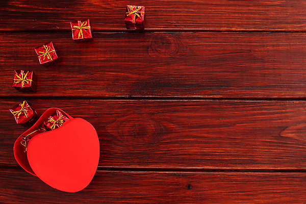 포토 JPG 해외이미지 모양 백그라운드 컨셉 탁자 휴가 발렌타인데이 선물 사랑 사람없음 목재 장식 빨간색 상자 우주 귀여움 어둠 놀람 하트 축하 인사 오픈 신용카드 널 정상 작음 심볼 패키지 옛날 많음 카피스페이스 해외포토 나무 감정 컬러 가구 재료 데이이벤트 표정 금융 공백 예절 크기 파일형식 이미지허브