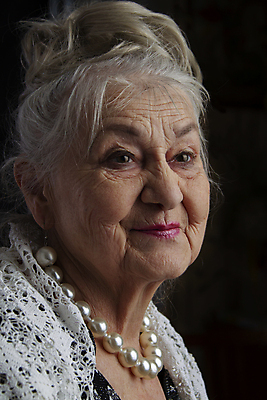 포토 JPG 해외이미지 백인 1 라이프스타일 외관 여자 노년 할머니 얼굴 백그라운드 목걸이 엄마 휴식 건강 관리 한명 미소 사람 성인 뷰티 회색 주름 은퇴 손수건 고립 돌봄 옛날 노화 해외포토 서양인 컬러 컨셉 장신구 가족 모션 표정 생활 신체부위 파일형식 이미지허브