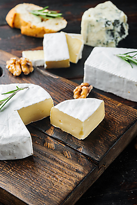 포토 JPG 해외이미지 조각 치즈 사람없음 나무도마 블루치즈 까망베르치즈 페타치즈 해외포토 유제품 도마 목재 파일형식 이미지허브