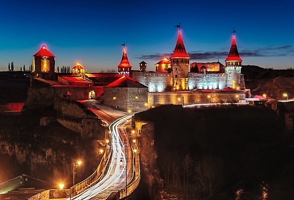 포토 JPG 해외이미지 유럽 벽 여행 겨울 건축양식 거리 사람없음 야외 건물 빛 탑 맑음 추위 도시 역사 야간 언덕 타운 우크라이나 파멸 해외포토 자연요소 건축물 계절 건축 나라 컨셉 날씨 파일형식 소멸 이미지허브