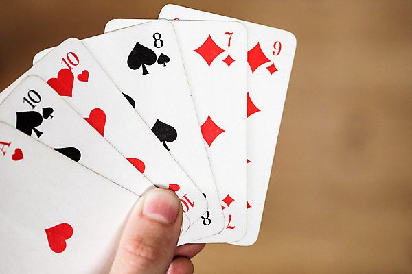 포토 JPG 해외이미지 손 신체부위 잡기 트럼프 도박 포커 해외포토 모션 사람 놀이용품 게임 파일형식 이미지허브