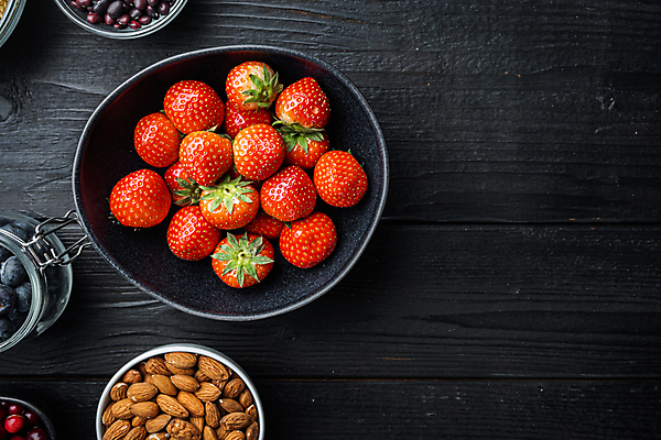 포토 JPG 해외이미지 그릇 딸기 검은배경 사람없음 빨간색 공백 해외포토 식기 컬러 백그라운드 과일 검은색 파일형식 이미지허브