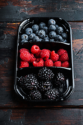 포토 JPG 해외이미지 백그라운드 사람없음 달콤 블루베리 산딸기 블랙베리 도시락통 나무배경 해외포토 과일 용기_그릇 맛 파일형식 이미지허브