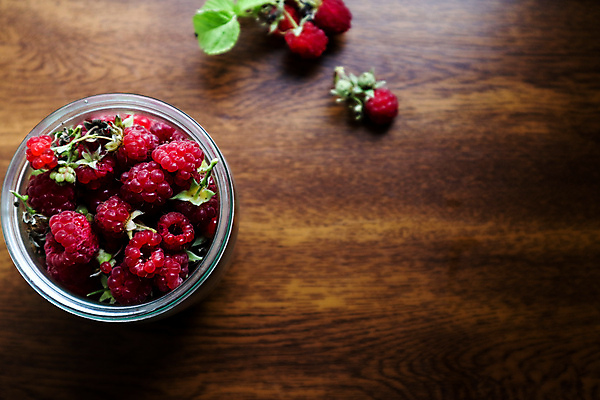 포토 JPG 해외이미지 라이프스타일 응시 여자 남자 꽃 음식 다이어트 과일 유리 탁자 디저트 실내 건강 한명 서기 사람 소년 사람없음 목재 가로 빨간색 컬러풀 수확 흰색 신선 잡기 항아리 그룹 달콤 맛 냄비 유기농 산딸기 건강식 내추럴 바이오 섞기 숙성 채식주의자 천진난만 해외포토 나무 식물 1 웰빙 시선 어린이 컬러 가구 컨셉 농업 재료 모션 재질 내부 생활 도자기 솥 채식 파일형식 이미지허브