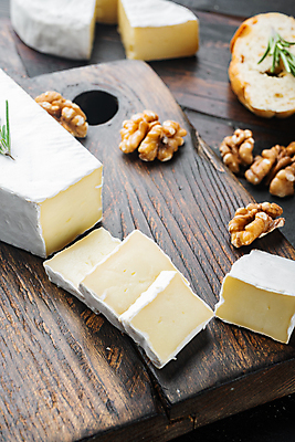 포토 JPG 해외이미지 조각 치즈 사람없음 호두 나무도마 브리치즈 해외포토 유제품 도마 목재 견과류 파일형식 이미지허브