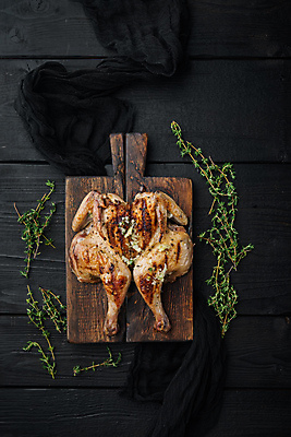 포토 JPG 해외이미지 사람없음 하이앵글 검은색 치킨 닭고기 허브 그릴구이 나무도마 백리향 해외포토 식물 뷰포인트 컬러 도마 육류 목재 구이 닭고기요리 파일형식 이미지허브