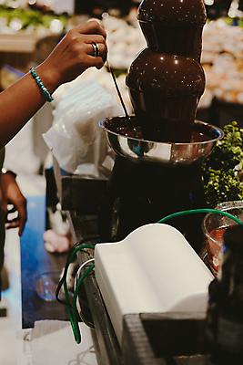 포토 JPG 해외이미지 손 디저트 실내 들기 아웃포커스 신체부위 초콜릿 흐름 막대기 달콤 퐁듀 해외포토 음식 컨셉 모션 촬영기법 사람 내부 맛 파일형식 이미지허브