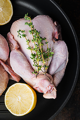 포토 JPG 해외이미지 생고기 사람없음 닭고기 레몬 백리향 생닭 해외포토 과일 육류 닭 파일형식 이미지허브