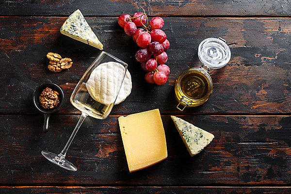 포토 JPG 해외이미지 와인잔 포도 유리병 사람없음 화이트와인 안주 호두 꿀 조각치즈 까망베르치즈 카피스페이스 나무배경 해외포토 조각 백그라운드 술잔 과일 병_용기 치즈 와인 공백 견과류 파일형식 이미지허브