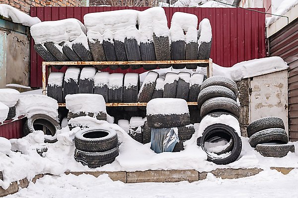 포토 JPG 해외이미지 계절 산업 겨울 자동차 날씨 사람없음 야외 쌓기 환경 얼음 재활용 손상 바퀴 쓰레기 폐기물 버리기 창고 타이어 수납 고무 흙더미 제비 낭비 거짓말 구식 매각 신발장 옛날 자동 중고 차고 많음 해외포토 자연요소 육상교통 컨셉 모션 조류 흙 친환경 파일형식 더미 이미지허브