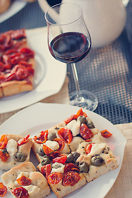 포토 JPG 해외이미지 라이프스타일 접시 음식 조각 토마토 채소 부분 휴가 휴식 치즈 피자 건강 요리 사람없음 야외 태양 식당 와인 이탈리아 기쁨 양념 맛 저녁 레드와인 지중해 채식주의자 토스카나 해외포토 자연요소 식기 감정 유럽 바다 컨셉 유제품 주류 패스트푸드 서양음식 생활 상점 야간 채식 파일형식 이미지허브
