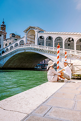 포토 JPG 해외이미지 전통 커플 남자 유럽 여행 건축양식 휴가 거리 두명 건물 물 여름 도시풍경 컬러풀 산타클로스 성당 교회 이탈리아 궁전 도시 보트 역사 곤돌라 운하 베네치아 마리아 바실리카 옛날 해외포토 자연요소 건축물 계절 건축 나라 종교 컬러 고건축 크리스마스 배_교통 관계 종교건축 사람 풍경 파일형식 이미지허브