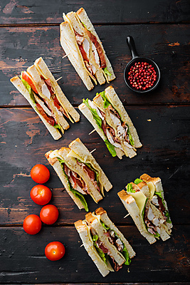 포토 JPG 해외이미지 그릇 조각 방울토마토 단면 샌드위치 사람없음 신선 플레이팅 해외포토 식기 음식 토마토 상차림 파일형식 이미지허브