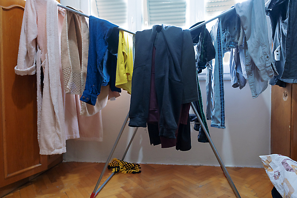 포토 JPG 해외이미지 라이프스타일 옷 유럽 밧줄 티셔츠 가사 거실 가정 주택 건조 매달리기 사람없음 가로 캐주얼 빨간색 컬러풀 유행 직물 신선 도시 면 그룹 씻기 빨래 빨랫줄 불기 청소 일렬 빨래집게 카피스페이스 해외포토 나라 줄 컬러 셔츠 모션 집게 건물 생활 청결 공백 파일형식 이미지허브