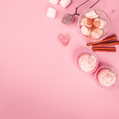 포토 JPG 해외이미지 잔 실내 사람없음 하이앵글 컵케이크 마시멜로우 시나몬스틱 카피스페이스 분홍색배경 차거름망 해외포토 식기 뷰포인트 분홍색 백그라운드 디저트 내부 케이크 공백 시나몬 파일형식 이미지허브