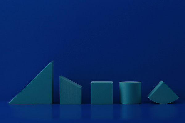 포토 JPG 해외이미지 스튜디오촬영 실내 사람없음 삼각형 오브젝트 파란배경 정사각형 청록색 일렬 원기둥 입체도형 목업 해외포토 도형 컬러 백그라운드 내부 파란색 원형 입체 파일형식 이미지허브