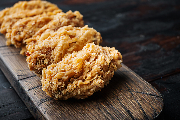 포토 JPG 해외이미지 접시 음식 날개 검은배경 요리 사람없음 식사 치킨 튀김 뜨거움 황금 빵가루 해외포토 식기 백그라운드 검은색 닭고기요리 파일형식 이미지허브