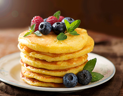 포토 JPG 해외이미지 접시 디저트 실내 사람없음 아웃포커스 달콤 민트 블루베리 산딸기 팬케이크 나무탁자 해외포토 식기 음식 과일 탁자 촬영기법 내부 케이크 맛 허브 파일형식 이미지허브