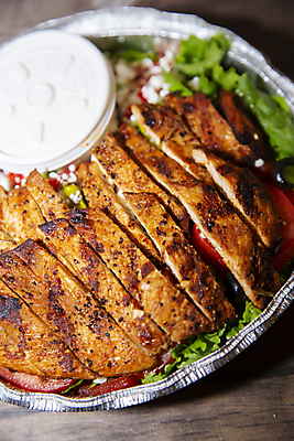 포토 JPG 해외이미지 라이프스타일 음식 백그라운드 다이어트 건강 식이요법 육류 요리 사람없음 초록색 갈색 환경 식당 식사 저녁식사 치킨 샐러드 맛 은색 상추 작음 일회용 컨테이너 가슴 굽기 먹기 은박지 슬라이스 테이크아웃 점심식사 단백질 영양분 영양소 해외포토 산업 컬러 컨셉 채소 식재료 모션 생활 신체부위 상점 크기 구이 닭고기요리 파일형식 이미지허브