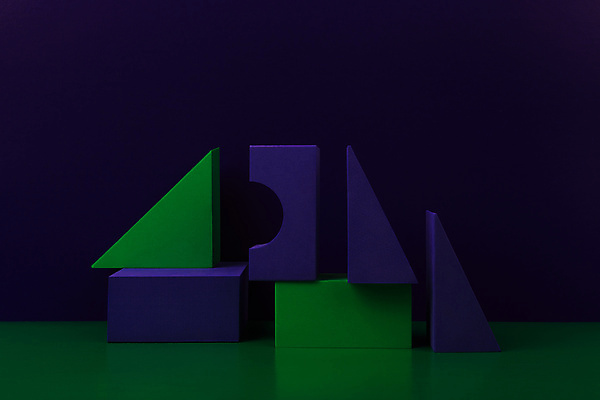 포토 JPG 해외이미지 스튜디오촬영 실내 사람없음 초록색 3D 쌓기 보라색 삼각형 오브젝트 직사각형 입체도형 목업 남색배경 해외포토 도형 컬러 백그라운드 모션 내부 남색 입체 디지털합성 파일형식 이미지허브