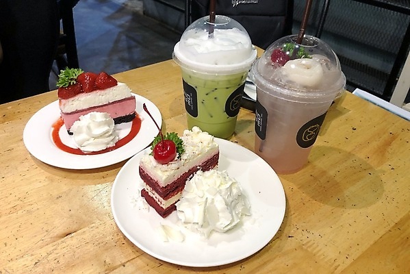 포토 JPG 해외이미지 접시 열매 커피 음식 조각 백그라운드 과일 탁자 딸기 디저트 치즈 사람없음 장식 빨간색 초록색 케이크 식당 초콜릿 얼음 빵집 흰색 축하 신선 생일 달콤 맛 설탕 굽기 먹기 크림 메뉴 페스츄리 핸드메이드 휘핑크림 벨벳 해외포토 자연요소 식물 식기 기념일 음료 빵 컬러 가구 컨셉 모션 유제품 상점 실크 구이 휘핑 파일형식 이미지허브