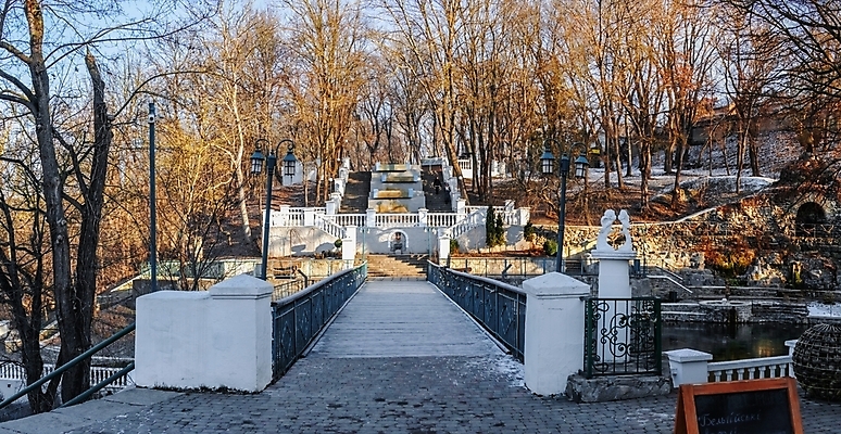 포토 JPG 해외이미지 나무 공원 유럽 길 벽 여행 겨울 우산 건축양식 자연 아침 사람없음 야외 건물 계단 탑 맑음 추위 연못 도시 역사 언덕 우크라이나 파멸 해외포토 주간 식물 건축물 계절 공공시설 건축 나라 컨셉 날씨 생태계 파일형식 소멸 이미지허브