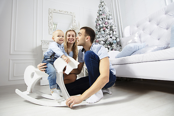 포토 JPG 해외이미지 나무 백인 라이프스타일 옷 여자 남자 행복 아들 어린이 크리스마스 겨울 가족 엄마 휴가 새로움 주택 실내 3 선물 미소 사람 소년 성인 목재 장식 세명 파란색 소파 기쁨 방 흰색 축하 아기 그룹 아빠 12월 연도 벽난로 해외포토 서양인 식물 계절 기념일 감정 컬러 컨셉 의자 재료 관계 표정 내부 건물 생활 날짜 파일형식 이미지허브