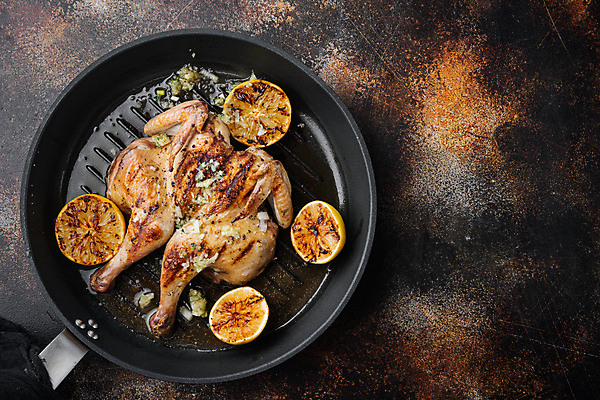 포토 JPG 해외이미지 사람없음 하이앵글 치킨 닭고기 프라이팬 레몬 그릴구이 해외포토 뷰포인트 과일 주방용품 육류 구이 닭고기요리 파일형식 이미지허브