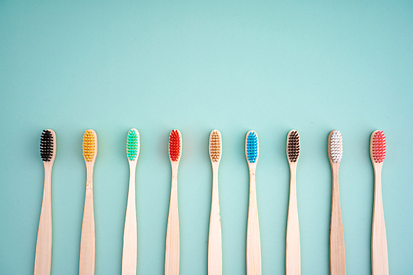 포토 JPG 해외이미지 사람없음 칫솔 오브젝트 에코 친환경 파란배경 일렬 에코라이프 위생관리 친환경제품 카피스페이스 대나무칫솔 다회용품 해외포토 라이프스타일 백그라운드 관리 파란색 위생용품 환경 공백 재활용품 파일형식 이미지허브