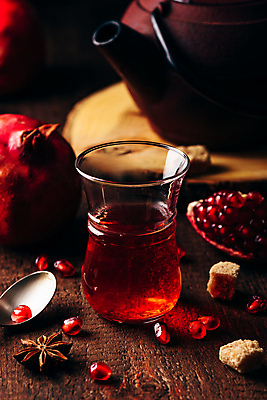 포토 JPG 해외이미지 주전자 잔 실내 사람없음 숟가락 칵테일 과실주 석류 나무탁자 석류알 석류주스 팔각회향 해외포토 식기 과일 탁자 주방용품 주류 수저 내부 과일주스 향신료 파일형식 이미지허브