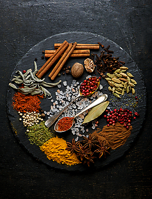 포토 JPG 해외이미지 백그라운드 건조 사람없음 숟가락 검은색 가루 허브 소금 시나몬 통후추 팔각회향 해외포토 식물 컬러 수저 향신료 후추 파일형식 이미지허브