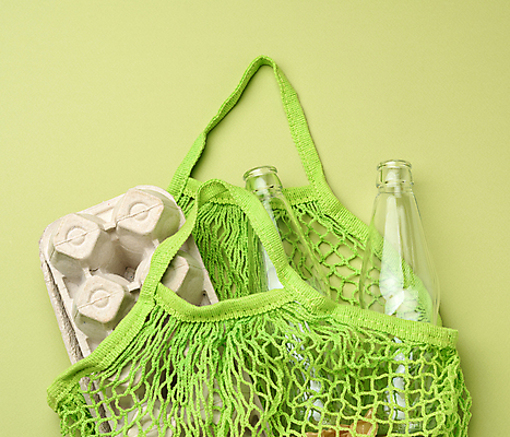 포토 JPG 해외이미지 유리병 실내 사람없음 하이앵글 그물 일회용 장바구니 계란판 초록배경 네트백 해외포토 뷰포인트 백그라운드 가방 병_용기 내부 초록색 쇼핑 바구니 파일형식 이미지허브