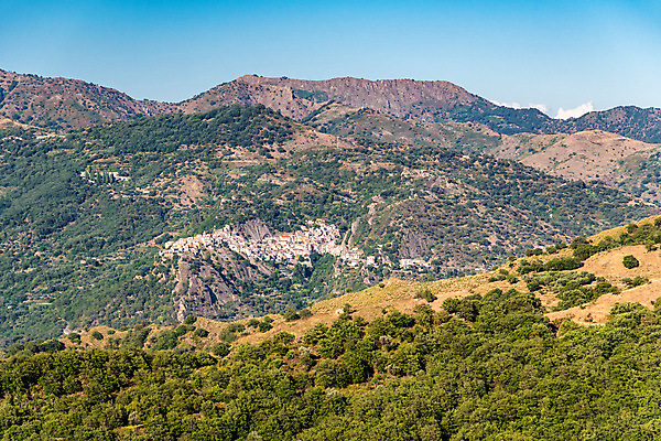 포토 JPG 해외이미지 1 외관 공원 유럽 여행 건축양식 산 주택 파노라마 풍경 사람없음 야외 건물 초록색 여름 교회 마을 탑 계곡 황혼 이탈리아 도시 저녁 언덕 화산 타운 해외포토 건축물 계절 공공시설 건축 나라 컬러 종교건축 촬영기법 일몰 야간 파일형식 이미지허브