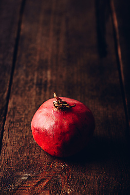 포토 JPG 해외이미지 실내 사람없음 한개 석류 나무탁자 해외포토 1 과일 탁자 내부 파일형식 이미지허브