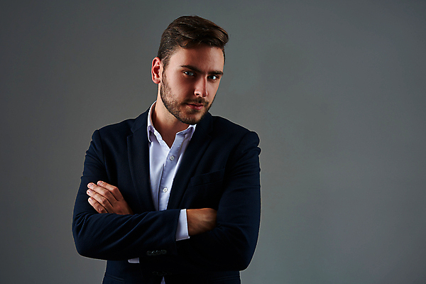 포토 JPG 해외이미지 백인 직업 1 라이프스타일 남자 백그라운드 컨셉 비즈니스 사업가 성공 노동자 수염 한명 서기 사람 정장 성인 금융 사무실 팔짱 회색 흰색 비즈니스맨 자신감 우아함 대표 스마트 경영자 경영 정중 지능 해외포토 서양인 옷 감정 컬러 모션 생활 경제 직장인 리더 파일형식 이미지허브