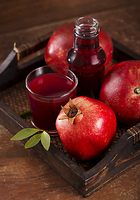 포토 JPG 해외이미지 유리병 잔 실내 사람없음 석류 나무쟁반 석류알 석류주스 나무배경 해외포토 식기 백그라운드 과일 병_용기 쟁반 내부 목재 과일주스 파일형식 이미지허브