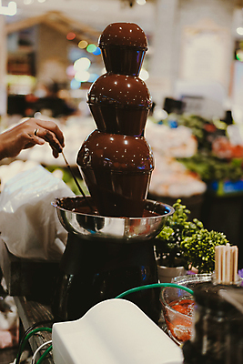 포토 JPG 해외이미지 손 디저트 실내 들기 아웃포커스 신체부위 초콜릿 흐름 막대기 달콤 퐁듀 해외포토 음식 컨셉 모션 촬영기법 사람 내부 맛 파일형식 이미지허브