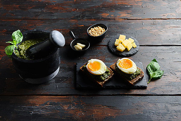 포토 JPG 해외이미지 음식 치즈 마늘 사람없음 하이앵글 계란 계란요리 땅콩 절구 삶은계란 바질 반숙 절굿공이 파니니 페스토 해외포토 뷰포인트 채소 유제품 샌드위치 요리 알 견과류 도구 소스_음식 파일형식 이미지허브