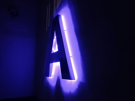 포토 JPG 해외이미지 디자인 알파벳 대문자 벽면 타이포그라피 사람없음 보라색 A 해외포토 문자 영어 벽 컬러 파일형식 이미지허브