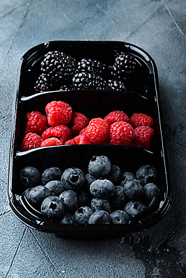 포토 JPG 해외이미지 백그라운드 사람없음 달콤 블루베리 산딸기 블랙베리 도시락통 해외포토 과일 용기_그릇 맛 파일형식 이미지허브