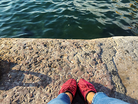 포토 JPG 해외이미지 라이프스타일 남자 모래 파도 바다 여행 백그라운드 신발 컨셉 발 자연 휴가 휴식 사람 사람없음 야외 물 파란색 여행객 탐험 청바지 양발 해외포토 자연요소 컬러 바지 생활 신체부위 생태계 파일형식 이미지허브