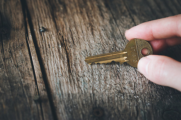 포토 JPG 해외이미지 손 남자 컨셉 손가락 성공 열쇠 주택 안전 사람없음 목재 금속 힘 수확 골동품 시골 오픈 행운 재산 암호 보호 신비 입장 오브젝트 시작 복고 마법 옛날 해외포토 나무 농업 재료 재질 사람 건물 신체부위 금융 파일형식 이미지허브