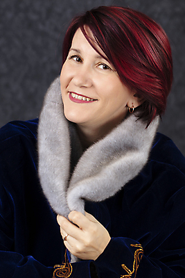 포토 JPG 해외이미지 백인 모델 1 라이프스타일 헤어스타일 응시 여자 행복 얼굴 중년 갈색머리 털 실내 관리 한명 미소 사람 성인 뷰티 유행 흰색 우아함 중앙 싱글 긍정 내추럴 고립 해외포토 서양인 시선 감정 컬러 컨셉 표정 내부 생활 신체부위 파일형식 이미지허브