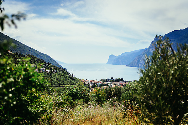 포토 JPG 해외이미지 유럽 파도 바다 여행 자연 하늘 휴가 산 주택 파노라마 사람없음 초록색 물 파란색 컬러풀 태양 평화 마을 이탈리아 공백 도시 만 북쪽 파라다이스 수평선 해외포토 자연요소 나라 컬러 컨셉 촬영기법 건물 방향 생태계 파일형식 이미지허브