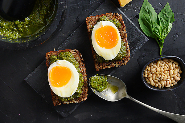 포토 JPG 해외이미지 음식 사람없음 하이앵글 계란 숟가락 계란요리 땅콩 삶은계란 바질 반숙 파니니 페스토 해외포토 뷰포인트 수저 샌드위치 요리 알 견과류 소스_음식 파일형식 이미지허브