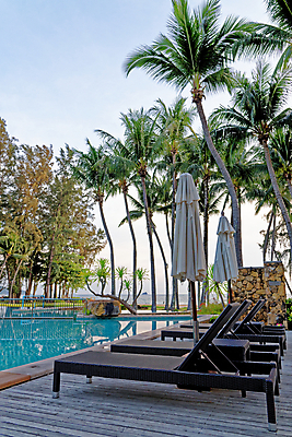 포토 JPG 해외이미지 나무 구름 바다 섬 여행 의자 태국 하늘 호텔 휴가 휴식 손바닥 풍경 사람없음 야외 물 여름 야자수 태양 평화 맑음 수영 침묵 만 휴양지 석호 이국적 터키석 파라다이스 해외포토 자연요소 식물 손 계절 아시아 가구 컨셉 숙소 날씨 소리 장소 수상스포츠 보석 파일형식 이미지허브