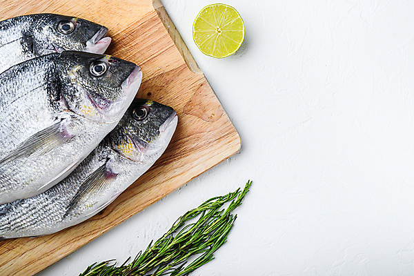 포토 JPG 해외이미지 사람없음 흰배경 날것 도미 라임 로즈메리 나무도마 해외포토 백그라운드 과일 도마 어류 목재 흰색 허브 파일형식 이미지허브